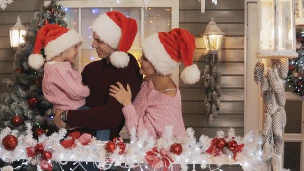 Família Bonito Mãe Pai Filha Vestida Com Chapéu Papai Noel — Vídeo de Stock