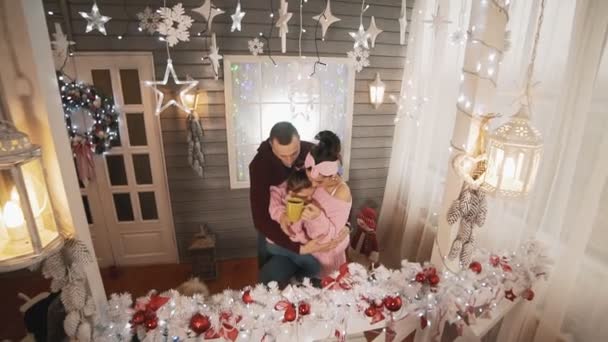 Kızı Verandada Sarılma Ile Genç Aile Konuşma Yavaş Hareket Noel — Stok video