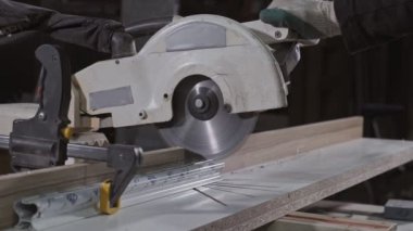 Marangoz kesme metal sopa dairesel testere ile. Marangozluk atölyesi. Masa dairesel testere kesme bileşeni ile adam yakın çekim
