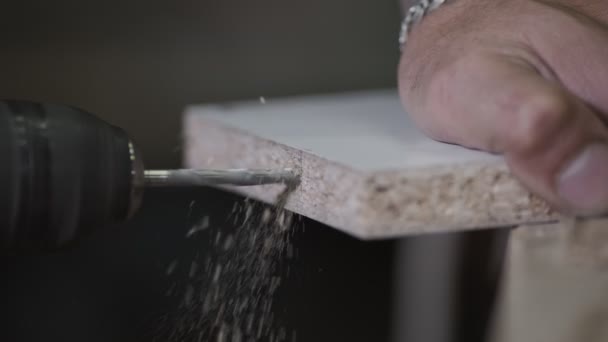 人用电动手钻打孔的特写镜头 木工钻柴 — 图库视频影像