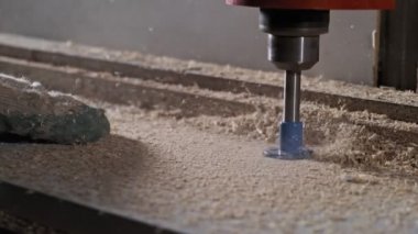 Elektrikli matkap açma deliği yakın çekim. Woodworker yavaş çekimde odun sondajı