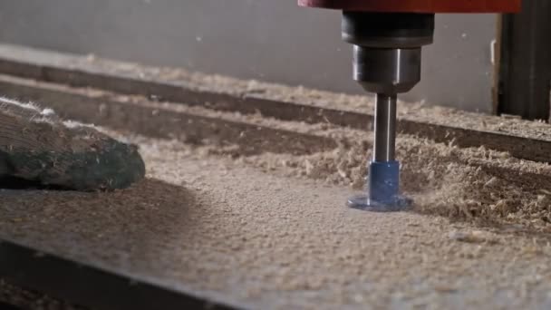电钻在板中制造孔的特写镜头 木工在慢动作中钻柴 — 图库视频影像