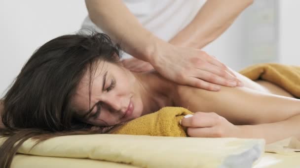 Bella Giovane Donna Che Massaggio Spalle Spa Massaggio Medio Del — Video Stock