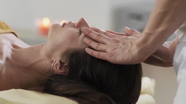 Junge Frau Bekommt Gesichtshaut Massage Beauty Spa Salon Mit Kerzen — Stockvideo