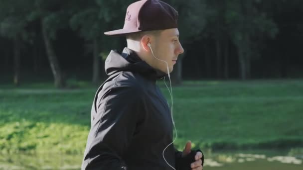 Jeune Homme Entraîne Ralenti Courir Matin Homme Sportswear Noir Casquette — Video