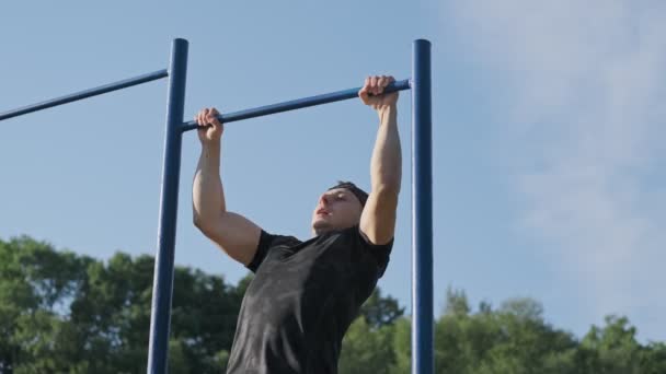 Homem Fazendo Pull Ups Usando Barra Horizontal Câmera Lenta Jovem — Vídeo de Stock