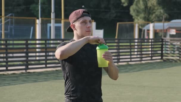 Joven Deportista Bebiendo Agua Botella Plástico Atleta Sediento Tomando Refrescos — Vídeo de stock