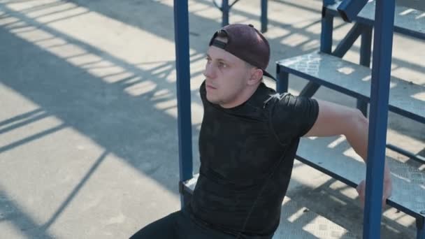 Ung Man Gör Triceps Övningar Med Hjälp Trappor Utomhus Aktivt — Stockvideo