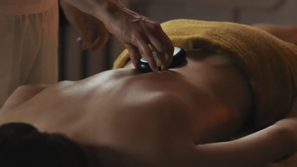 Mulher Bonita Recebendo Massagem Pedras Quentes Salão Spa Luz Ambiente — Vídeo de Stock