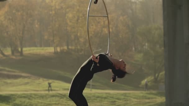 空中体操女子在慢动作空中吊环上表演杂技技巧 妇女在户外空中吊环上做一些杂技元素的剪影 — 图库视频影像