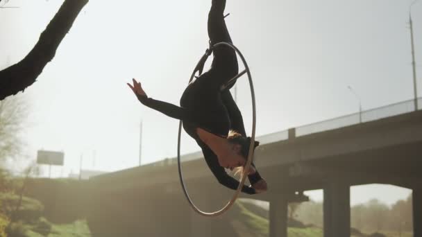 Mujer Gimnasia Aérea Realiza Acrobacias Trucos Aro Aéreo Amanecer Silueta — Vídeo de stock