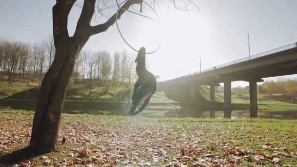 Lucht Turnen Vrouw Voert Acrobatiek Trucs Luchtfoto Hoepel Silhouet Van — Stockvideo