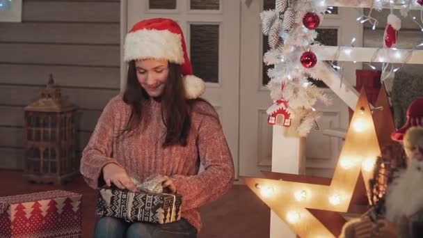 Ładna Kobieta Christmas Hat Pakowania Prezentów Prezenty Młoda Dziewczyna Brunetka — Wideo stockowe