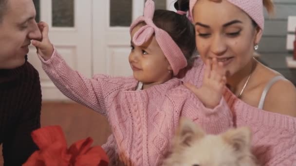 Retrato Familia Feliz Abrazándose Con Hijita Durante Los Días Navidad — Vídeo de stock