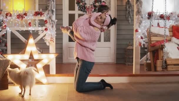 크리스마스 분홍색 풀오버에 어머니와 행복한 어머니는 크리스마스 현관에서 그녀의 어머니는 — 비디오