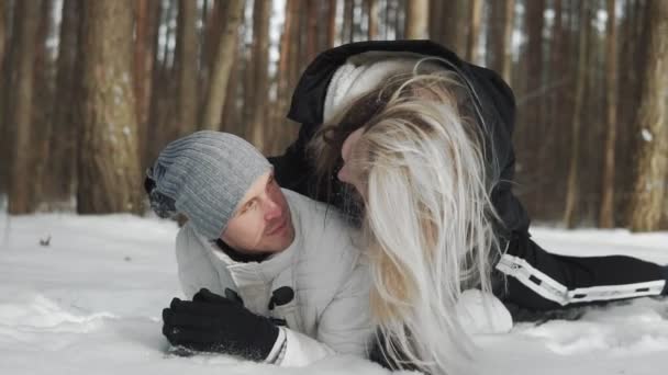 Vacker Kvinna Och Man Har Kul Och Kramar Utomhus Slow — Stockvideo