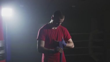 Adam boksör elleri vonsuyor dövüşe hazırlanıyor. Kickboxer eğitim için hazırlamak.