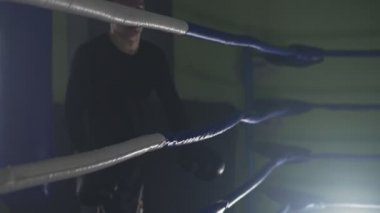 Kickboxer yavaş çekimde halka giriyor.