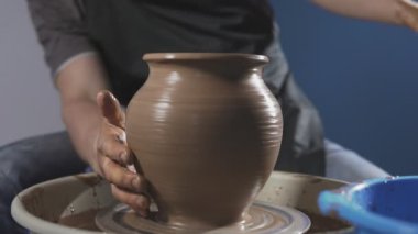 Potter kilden sürahi oluşturur. Ellerin yakın çekim. El yapımı konsept.