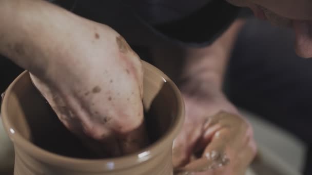 人用陶工的轮子和粘土 加工粘土器皿 陶器轮子上的手工和粘土陶器的陶瓷 手的特写视图 — 图库视频影像