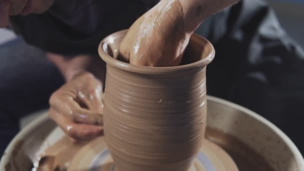 人間は陶器の車輪や陶器の泡立て器に製品を作ります 手は粘土から優しく水差しを作成します 手作り クラフト — ストック動画