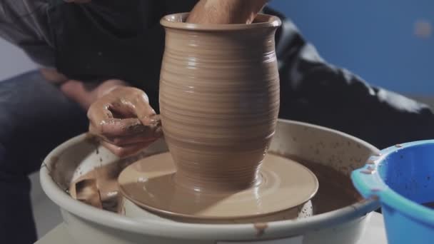 Potter Crea Tazón Vista Cerca Las Manos Crean Suavemente Forma — Vídeo de stock