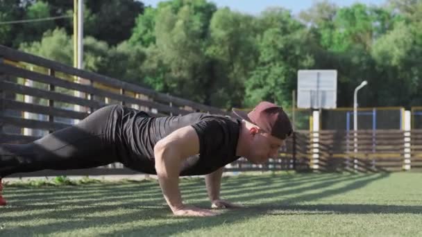 Ung Man Gör Push Ups Med Klappa Händer Medan Motion — Stockvideo