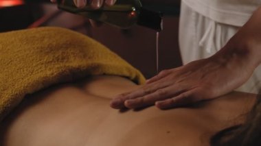 Spa kulübünde vücut ve sırt masajının keyfini çıkaran kadın. Kadın masaj olan