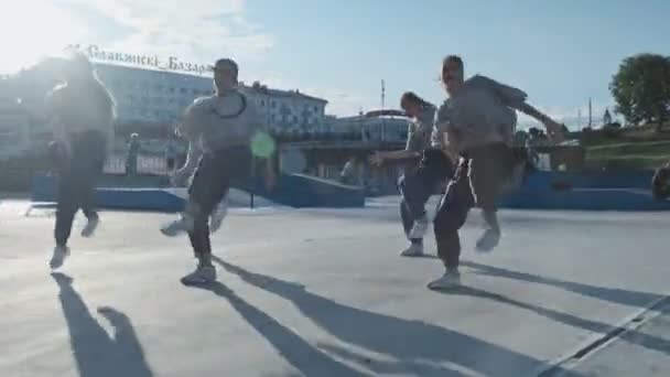 ВИТЕБСК, БЕЛАРУС - 1 июля 2019 года: Уличные танцовщицы наслаждаются фанковыми движениями хип-хопа — стоковое видео