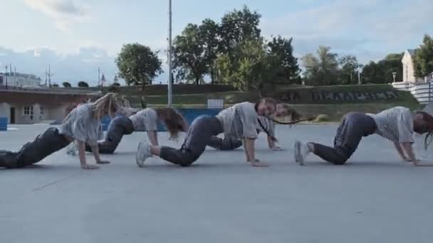 Witebsk, Białoruś-1 lipca 2019: Street Dancer dziewcząt korzystających funky hiphop porusza — Wideo stockowe