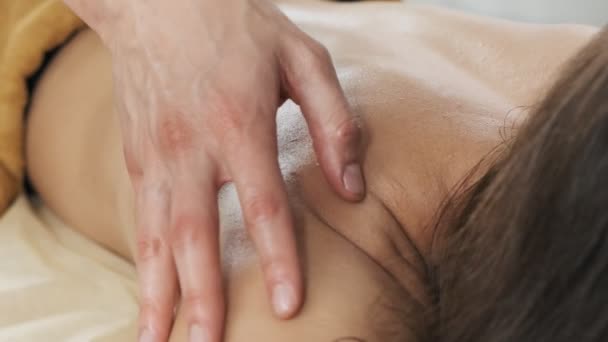 Relaxamento corporal e cuidados com a pele. Mulher desfrutando de massagem nas costas no clube de spa . — Vídeo de Stock