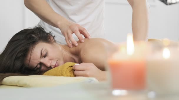 Terapeutisk massage av kvinnliga axlar och nacke. Kvinna avkopplande i Spa-Center — Stockvideo