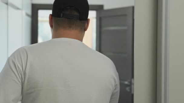 現代のオフィスに入る男性白人従業員の裏側図 ハイファイビング トラッキングカメラ ウード — ストック動画