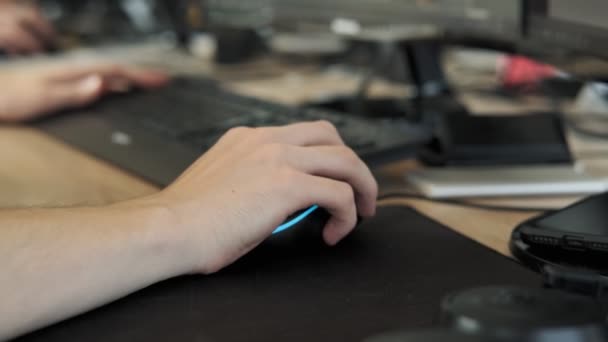 Primer Plano Mano Del Hombre Trabajando Computadora Hombre Caucásico Utiliza — Vídeo de stock