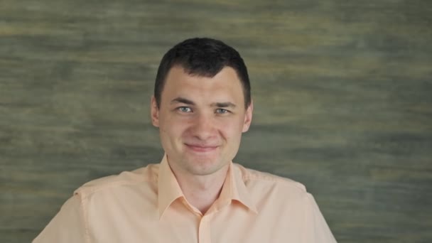 Sonriente joven guapo. Hombre líder del equipo con la cara sonriente posando en la oficina — Vídeos de Stock