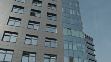 Modern ofise giren beyaz erkek çalışanın arka yüzü. Yüksek fiving