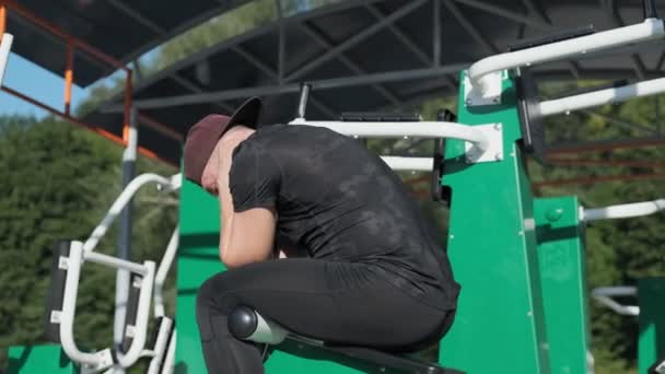 Homem Muscular Fazendo Exercícios Para Músculos Abdominais Livre Jovem Desportivo — Vídeo de Stock