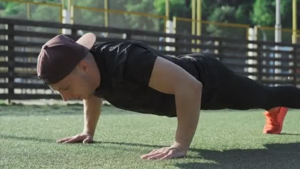 Ung Man Gör Armhävningar Green Playground Slow Motion Sport Man — Stockvideo