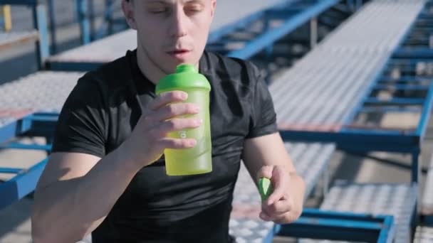 Giovane Sportivo Che Beve Acqua Dalla Bottiglia Sport Verde Atleta — Video Stock