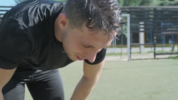 Retrato Bonito Atleta Masculino Recuperar Fôlego Durante Treino Manhã Ensolarada — Vídeo de Stock