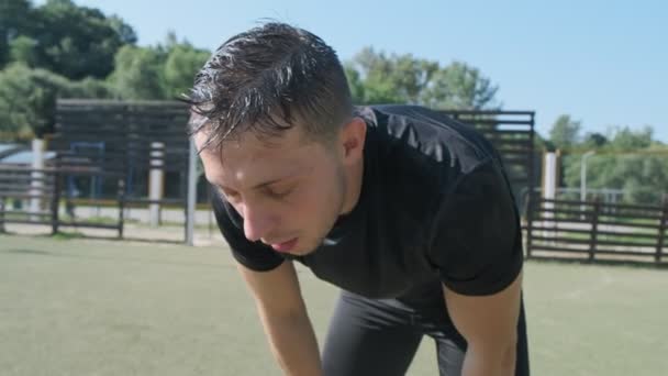 Uitgeput Bocht Jonge Man Kijkt Naar Camera Rust Training Hij — Stockvideo