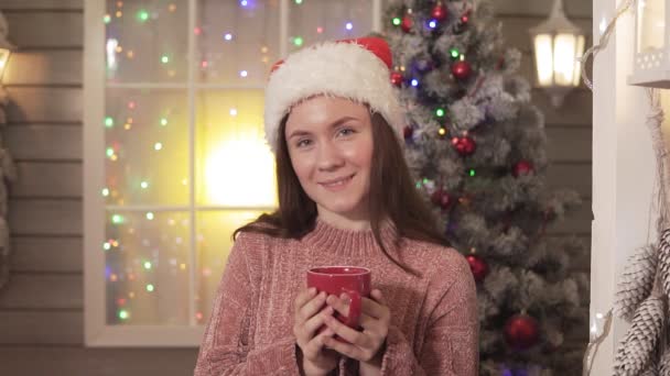 Ładna Kobieta Czerwonym Kapeluszu Filiżanką Herbaty Uśmiechnięta Patrząc Kamerę Koncepcja — Wideo stockowe