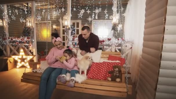 Moeder Vader Kleine Dochter Witte Hond Veel Plezier Aan Kerstmis — Stockvideo