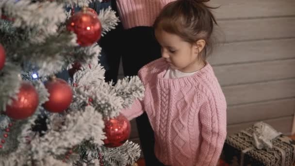 Νέοι Ευτυχισμένοι Οικογένεια Διακόσμηση Χριστούγεννα Και Νέο Έτος Δέντρο Μαζί — Αρχείο Βίντεο