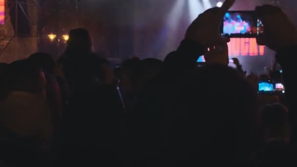 Gente Feliz Viendo Concierto Musical Increíble Los Fans Levantan Las — Vídeo de stock