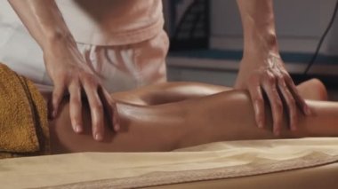 Güzellik salonunda masaj. Ayak masajı yakın çekim. Spa istemcisi büyük tay masajı alıyor. Spa merkezinde vücut masajı alan kız. Sağlık konsepti. 4k, Uhd