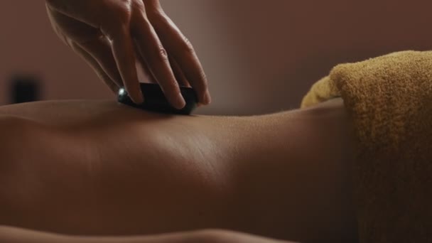 Jeune Femme Ayant Massage Aux Pierres Chaudes Dans Salon Spa — Video