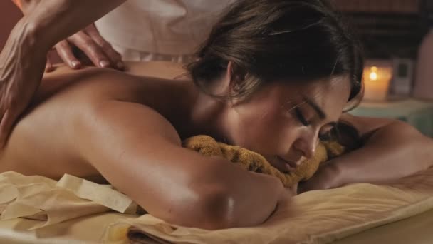 Jeune Brune Recevant Massage Huile Dans Salon Spa Visage Femme — Video