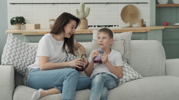 Uma Mãe Amorosa Passar Tempo Com Filho Mãe Filho Bebem — Vídeo de Stock