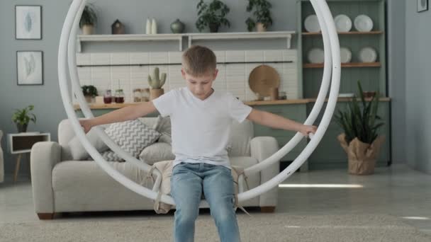 Liten Pojke Som Har Kul Swing Vardagsrummet Lycklig Son Leker — Stockvideo